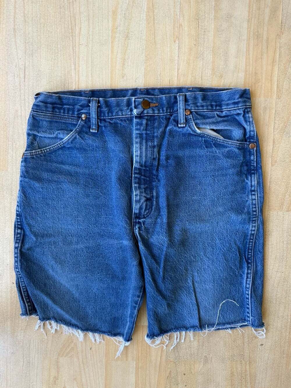Wrangler 13MWZ Medium Wash Denim Cut-Off Jean Shorts Size 35x34